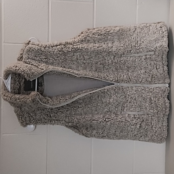 So Soft, Fluffy, Lightweight, jersey knit lined, 2 pocket, Sherpa Vest EUC - Picture 10 of 10